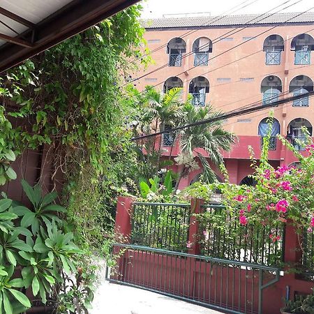 Baankhunmae Apartment Bangkok Buitenkant foto