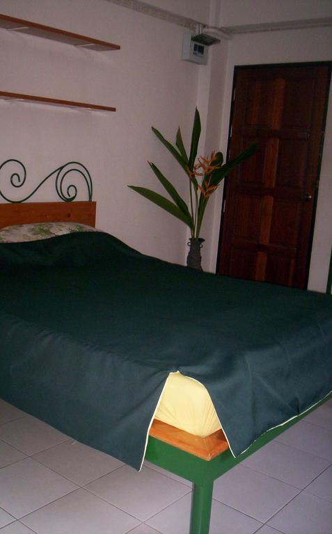 Baankhunmae Apartment Bangkok Buitenkant foto