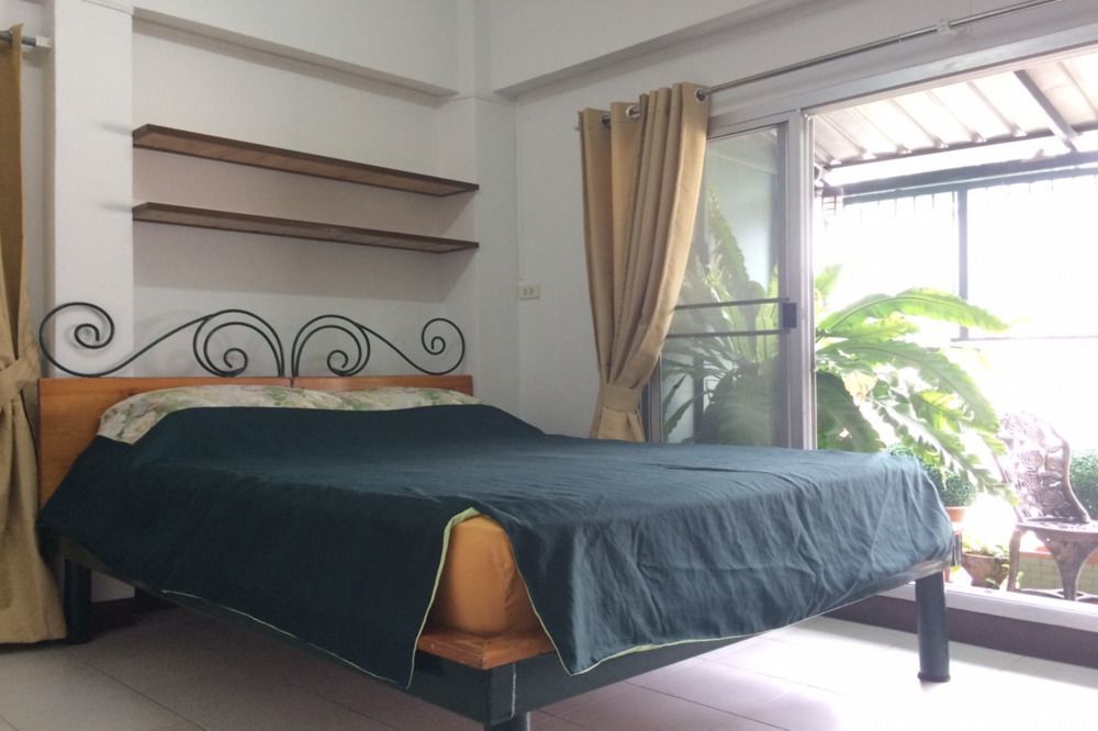 Baankhunmae Apartment Bangkok Buitenkant foto
