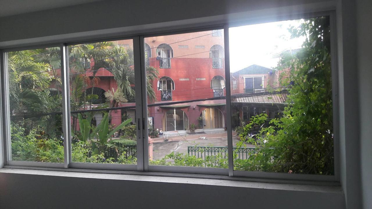 Baankhunmae Apartment Bangkok Buitenkant foto